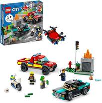 „LEGO City“ konstruktoriaus rinkinys „Gaisrininkų gelbėjimo operacija ir policijos persekiojimas“ 60319 – vaikams skirtas gaisrininkų ir policijos konstruktorius, kuriame yra 3 minifigurėlės, greitosios pagalbos automobilis, patrulinis automobilis, motoci