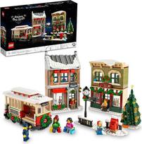 „LEGO“ šventinis statybų rinkinys „Main Street“ 10308, skirtas suaugusiems ir visai šeimai, Kalėdų kaimelio statybų rinkinys, šventinis ekspozicinis rinkinys su parduotuvėmis, tramvajumi ir 6 mini figūrėlėmis, surenkama Kalėdų dekoracija