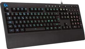 „Logitech G213“ žaidimų klaviatūra „Prodigy“, RGB apšvietimas, programuojami „G“ klavišai, multimedijos valdymo mygtukai, integruota delno atrama, atspari purslams, skandinaviškas išdėstymas, juoda