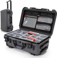„NANUK 935 Pro Photo Kit“ – vandeniui atsparus kietas fotoaparatų dėklas su paminkštintais skyriais ir ratukais, 56 x 36 x 23 cm – dulkių nepraleidžiantis ir smūgiams atsparus rankinis bagažas (grafito spalvos)