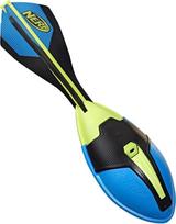„Nerf Vortex Ultra Grip“ futbolo kamuolys, kurį lengva sugauti, skleidžia švilpimo garsą, kai jį mesti, o jo uodega pritaikyta mesti toli