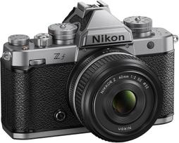 „Nikon Z f Silver“ rinkinys su „Nikkor Z 40 mm 1:2.0“ specialiosios laidos objektyvu (pilno kadro fotoaparatas, 24,4 MP, 4K vaizdo įrašymas, „Pixel Shift“ technologija, magnio lydinio korpusas, pakreipiamas ir pasukamas jutiklinis ekranas)