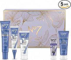 „No7 Lift & Luminate“ dovanų rinkinys nuo senėjimo – odos priežiūra, 5 dalių | Veido serumas 30 ml, dieninis kremas 25 ml, naktinis kremas 25 ml, akių kremas 15 ml, retinolis 10 ml, padeda kovoti su raukšlėmis
