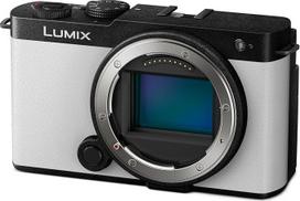 „Panasonic Lumix DC-S9E-W“ veidrodinis pilno kadro fotoaparatas, „Open Gate“ vlogavimas, 24,2 MP, 6K/4K, 779 taškų PDAF, vaizdo stabilizavimas, LUT, 180° pasukamas ekranas, 5 GHz „Wi-Fi“, baltos spalvos, fotoaparato korpusas