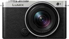 „Panasonic Lumix S9“ pilno kadro veidrodinis fotoaparatas, „Open Gate“ vlogų kūrimo fotoaparatas, juodos ir sidabrinės spalvos su 18–40 mm S objektyvu, 24,2 MP, 6K/4K vaizdo įrašymas, 779 taškų PDAF, vaizdo stabilizavimas, „Clear Angle“ ekranas