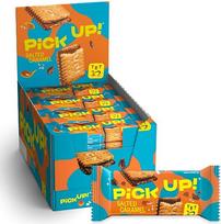 „PiCK UP!“ Sūrus karamelis (24 x 28 g) – kreminis sūrio karamelio batonėlis, įdėtas tarp dviejų sausainių, apgaubtas pieniniu šokoladu, užkandis kelionei, 24 vnt. pakuotė, skirta išdėstyti ant prekystalio