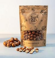 „Royal Nuts“ lazdyno riešutai su kevalais, 500 g – sveiki lazdyno riešutai su kevalais iš Prancūzijos, natūralūs ir nesūdyti, su ypač dideliais branduoliais, skirti gliaudyti ir užkandžiams