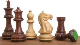 „RoyalChessMall“ auksinio rožmedžio 3,5 colio „Fierce Knight“ Staunton šachmatų rinkinys – šachmatų rinkinys su pasunkintais figūromis