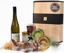 „Schwarzwald Metzgerei“ – dovanų rinkinys „Vesper“ su įvairiais dešrų delikatesais, gurmaniška garstyčia ir puikiu baltuoju vynu – 8 vnt.
