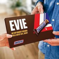 „Snickers“ šokolado plytelė su asmeniniu užrašu – gimtadienio dovana vyrams ir moterims – sukurkite savo milžinišką šokolado dovanų dėžutę („Snickers“ dovanų dėžutę)