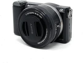 „Sony Alpha 5000“ kompaktiškas fotoaparatas su veidrodinio fotoaparato funkcijomis – (Full HD – 20 megapikselių – „Exmor APS-C HD CMOS“ jutiklis, 7,6 cm (3 colių) pasukamas ekranas)