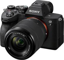 „Sony Alpha 7 IV“ veidrodinis fotoaparatas su pilno kadro jutikliu ir keičiamu 28–70 mm židinio nuotolio objektyvu