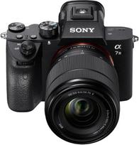 „Sony Alpha 7 III“ veidrodinis pilno kadro fotoaparatas su 28–70 mm II f/3,5–5,6 objektyvu (greitas 0,02 s automatinis fokusavimas, optinis 5 ašių vaizdo stabilizavimas) | 0,02 s autofokusas ir optinis 5 ašių vaizdo stabilizavimas, užtikrinantis greitą ir