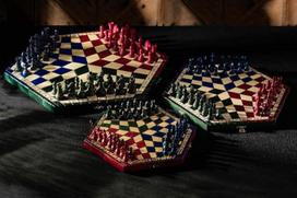 „Sunrise Chess & Games“ mažas šachmatų rinkinys trims žaidėjams, trispalvis | Kompaktiškas medinis šachmatų rinkinys trims žaidėjams su trispalve lenta ir figūromis, skirtas kelionėms, mokymuisi ir šeimos žaidimams
