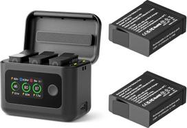 „SYMIK“ 2 vnt. akumuliatorių rinkinys su įkrovikliu, skirtas „GoPro Hero 13“, įkroviklis su LCD ekranu | 2100 mAh akumuliatoriai, 27 W greitojo įkrovimo įrenginys su 3 skyreliais, LCD ekranas, išmanusis dvipusis įkrovimo centras, skirtas „GoPro Hero 13“ p