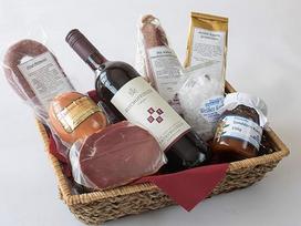 „Vesper“ dovanų rinkinys Nr. 19 su riešutų kumpiu, vasaros „Mettwurst“, „Drögt-Mettwurst“, rūkytu ungurio „Mettwurst“, „Pinot Noir“ buteliu, šaltalankių uogiene, juodąja arbata ir baltais saldainiais