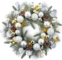 „YULETIME“ Kalėdų vainikas, 20 colių: kalėdiniai rutuliukai, uogos, pušų kankorėžiai, lapai, apšalę eglės šakelių ir pušų spygliukai (sidabriniai) | Sidabriniai rutuliukai, baltos uogos, pušų kankorėžiai, sidabriniai lapai, apšalę eglės šakelių ir pušų sp