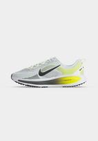 NIKE Sportiniai batai 'Vomero 18' geltona / tamsiai pilka / juoda / balta