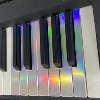 Spalvota klaviatūros plėvelė su lazeriniais klavišų lipdukais - Pianino apsauginis dangtelis ir baltų klavišų lipdukai.