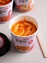 Yopokki Aštrūs Carbonara Tteokbokki Korėjietiški Greitai paruošiami Ryžių Pyragaičiai 120g 1ea orange
