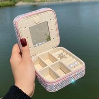 Deimantinė papuošalų dėžutė su veidrodžiu: Nešiojama dėžutė žiedams, auskarams ir vėriniams 10.5 x 10.5 x 5.5 cm
