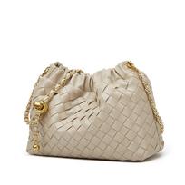 Auksinė Grandinėlės Pintinė Rankinė - Madinga Cross-body Rankinė su Peties Dirželiu ir Klostytu Debesies Formos Dizainu. abrikosas