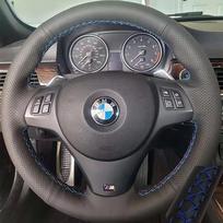BMW E81 E90 M Sport M3 E91 E92 E93 E87 E82 E88 X1 E84 Pilnos juodos odos automobilio vairo apdangalas-pynė, minkštos odos apdangalas Red Thread