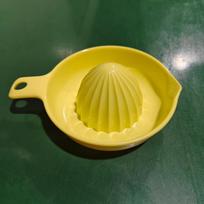 Kitchen Citrus Fruits Squeezer Orange Hand Manual Juicer Kitchen Tools Lemon Orange Juicer Food Grade Plastic Manual Juicer yellow