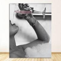 Vonios burbulinėje drobėje spausdinami modernūs paveikslai ant sienos. Vonios kambario dekoro plakatas Madinga moteris, gerianti rožių šampaną 60cm×100cm NoFrame