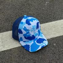 Rožinės Camouflage Grafiti Siuvinėta Tinklinė Kepurė-Snapback, Vasarinė Kvėpuojanti Kepurė su Lenktu Skydeliu, Vyriška ir Moteriška Atsitiktinė Universali Kepurė mėlyna