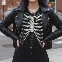 Unisex Skeleton Spooky Rib Cage Graphic Tee: Vintage Gothic Y2k Shirt, Alternative Style, Shirt for Halloween 120 gray