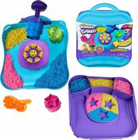 KINETINIS SMĖLIS „KINETIC SAND“ – 3 SPALVOS, FORMELĖS LAGAMINĖLYJE IR PRIEDAI, 454 G