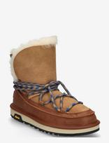 UGG - W Classic Tread Boot - Žieminiai batai - Ruda