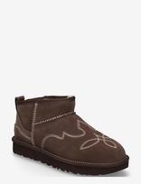 UGG - W Classic Ultra Mini Western - Aulinukai plokščiu kulnu - Ruda