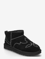 UGG - W Classic Ultra Mini Western - Aulinukai plokščiu kulnu - Juoda