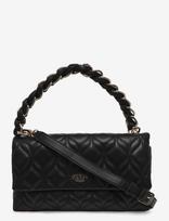 GUESS - Maxine Flap Crossbody - Rankinė per petį - Juoda