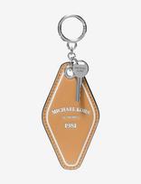 Michael Kors - Key Fob/Charms - Raktų pakabukai ir rankinių pakabukai - Ruda