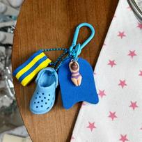 Cute Summer Beach Themed Keychains With Mini Clog Charm And Adorable Swimmer Pendant Perfect For Backpack Decoration Gifts blue