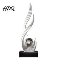 Resin Art Sculpture for Living Room Abstract Decorative with Clear Crystal Ball Modern Flowing Curve Tabletop Decor Statue Golden Office Desk balta