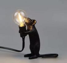 Pelės stalo lempa Šiaurės šalių gyvūnų lempa Svetainės valgomojo miegamojo drabužių parduotuvė Animacinių filmų dervos stalinė lempa Standing mouse-EU juoda
