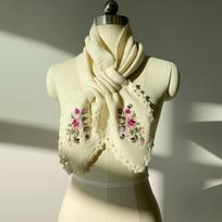 One Autumn and Winter Ladies Anti-Cold Handmade Hook Edge Peach Shape Bee Small Flower Embroidery Scarf One-size balta