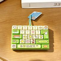 Cartoon Keycap Clicker 26-Key Mini Keyboard Pendant Novelty Fidget Keychain  Small Gift žalia