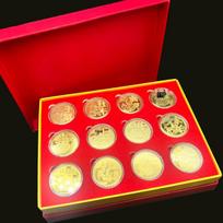 Zodiako ženklų atminimo medalių rinkinys: 12 spalvų monetos dovanų dėžutėje beige