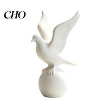 Luxury White Bird Figure 3D Printed Figurine Small Peace on Ball with Spread Wings Decor Statue Decorative Sculpture for Indoor Desk Shelf Minimalist balta