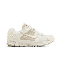 Nike Moteriški Air Zoom Vomero 5 'Pale Ivory Sanddrift' (moterų dydžiai) Šviesiai dramblio kaulo / Šviesiai dramblio kaulo / Smėlio spalvos / Šviesiai dramblio kaulo Bėgimo bateliai FQ6868 111 36.0 white