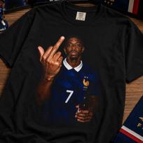 Ousmane Dembélé marškinėliai, Ousmane Dembélé marškinėliai, komiksų marškinėliai, Comfort Colors®, Ousmane Dembélé vidurinis pirštas, Prancūzijos žaidėjai, pasaulio taurė 2026 150 brown