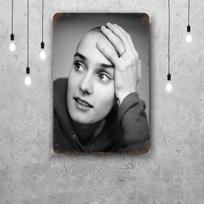 Sinead O'Connor Klasikinis Plakatas Rūdyto Metalo Lentelė Retro Dekoratyvinė Plokštelė Baras Vyro Urvas Garažas Klubas Metalo Ženklas Sienos Dekoracija 20x30cm（7.8x11.8inch） gray