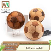 Tvirtas medinis rankų darbo juodojo riešuto tikmedžio futbolo gerbėjo dovanos ornamentas Solid Wood Football beige
