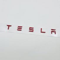 3D ABS raidės Tesla logotipas Anglies pluošto chromo juoda raudona emblema Automobilio galinės bagažinės lipdukai Tesla Model 3 Y X S galiniams lipdukams priedai raudona