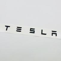 3D ABS raidės Tesla logotipas Anglies pluošto chromo juoda raudona emblema Automobilio galinės bagažinės lipdukai Tesla Model 3 Y X S galiniams lipdukams priedai